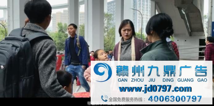  上：《女儿》主演周迅和小演员；下：《女儿》故事原型李少云与女儿依依 感激多方媒体的综合报道