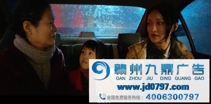  上：《女儿》主演周迅和小演员；下：《女儿》故事原型李少云与女儿依依 感激多方媒体的综合报道