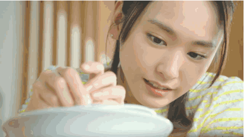 深夜不眠的年轻人,不是在刷抖音,就是在看日本泡面广告…