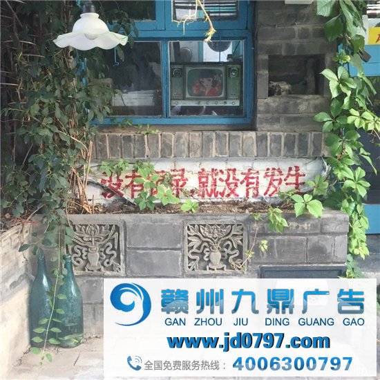 这些街头诗人的绝妙文案，能激动你几分？
