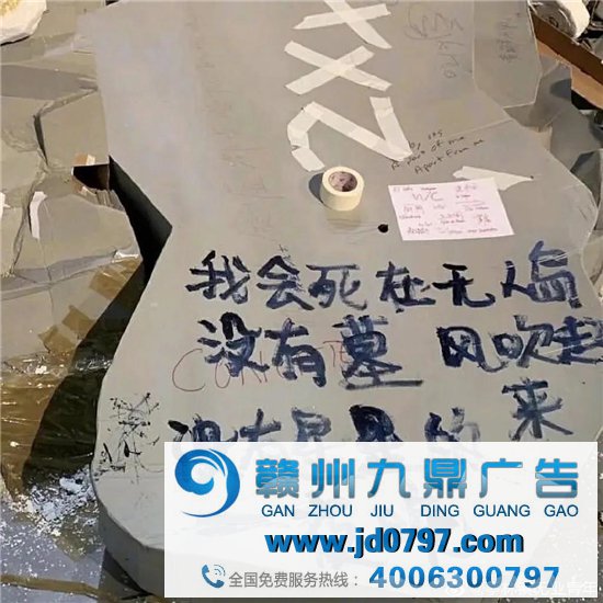 这些街头诗人的绝妙文案，能激动你几分？