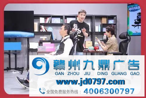 罗永浩、董明珠、吴晓波在左，直播带货在右