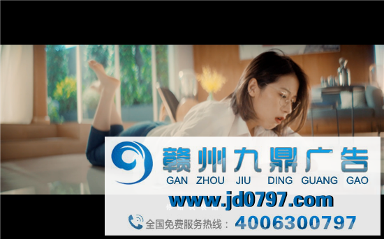 这个品牌真果敢，给脚拍了支广告