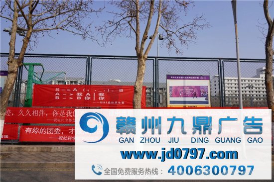 清华大学的「女生节」条幅，又被骂了！