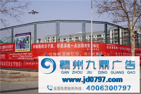 清华大学的「女生节」条幅，又被骂了！