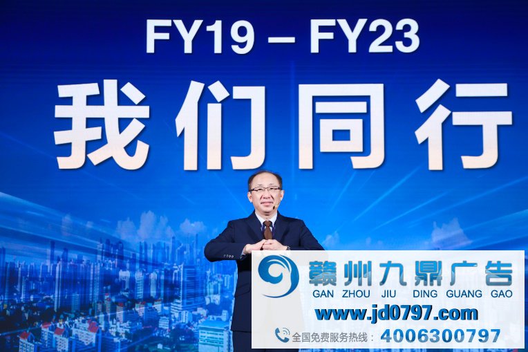 穿着蓝色运动服的人

中度可信度描述已自动生成